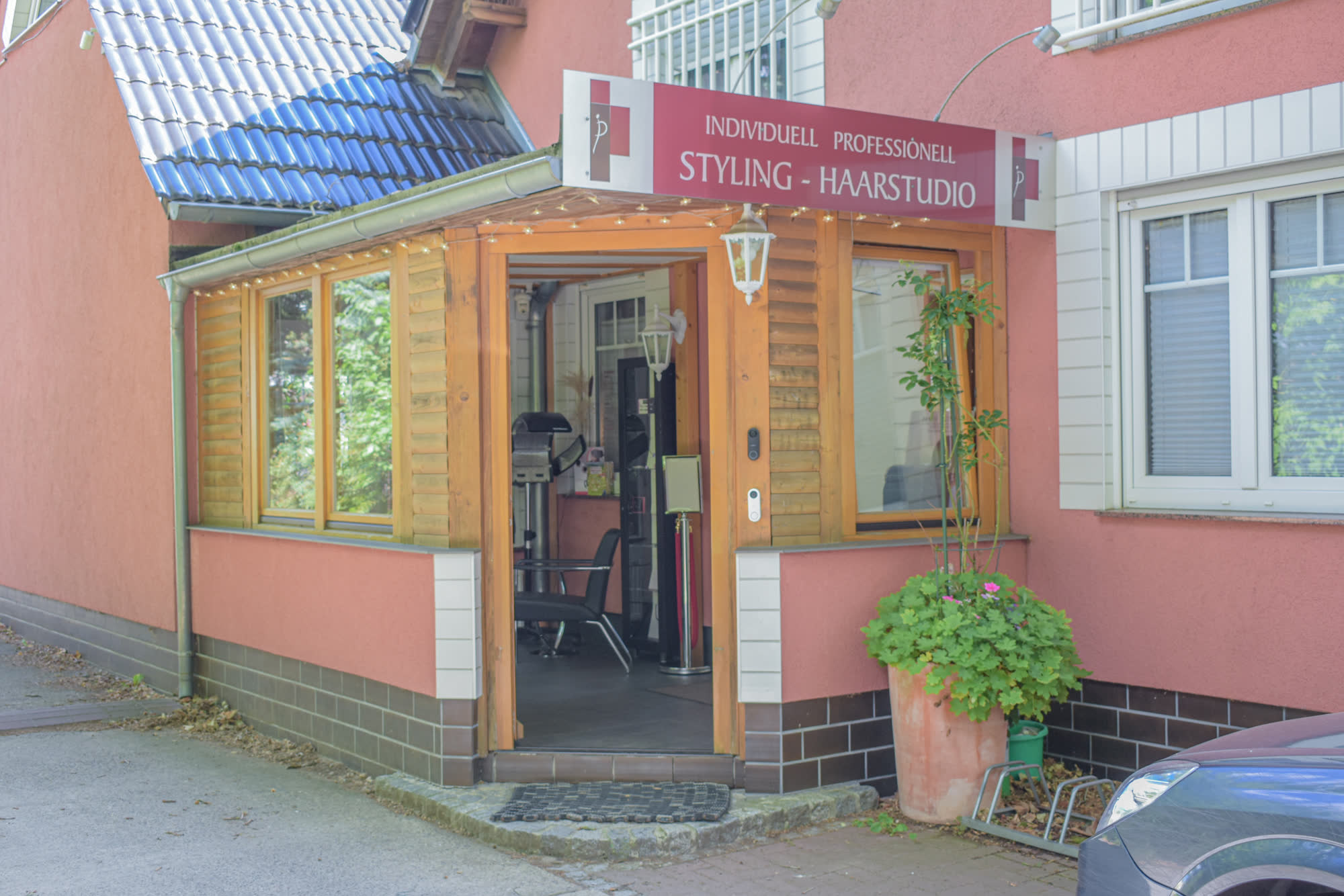 Eingang des Styling-Haarstudios in der Albrechtstraße