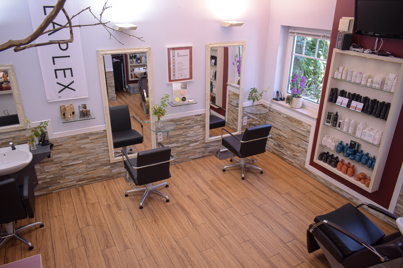 Salonraum mit Stylingplätzen und Produktregal