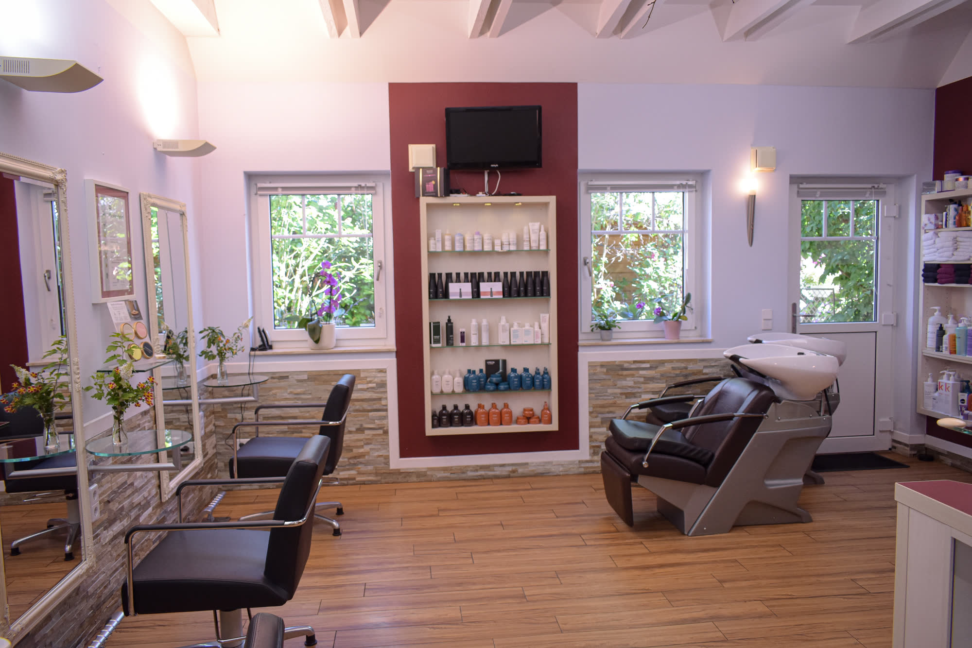 Salonraum mit Waschplatz und Produktwand